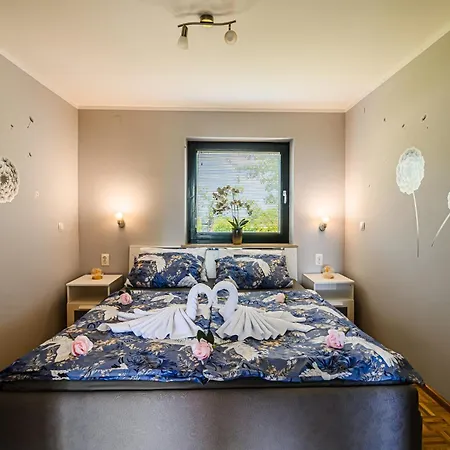 Vista With Hot Tub & Large Terrace Holiday home *