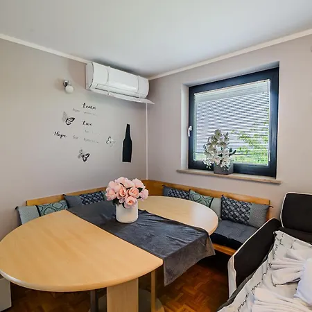 Vista With Hot Tub & Large Terrace Leskovec pri Krskem