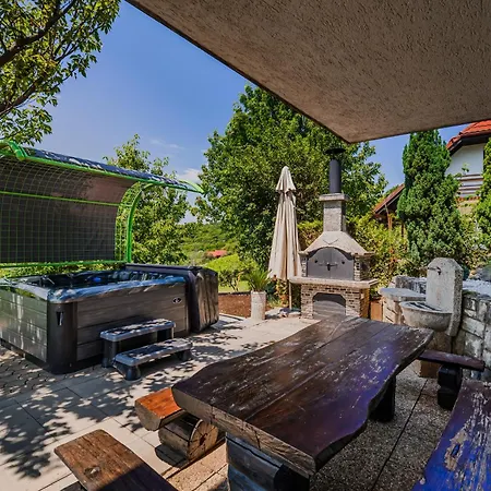 Vista With Hot Tub & Large Terrace Holiday home *